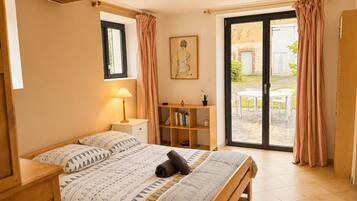 4 bedrooms, iron/ironing board, WiFi, bed sheets