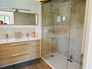 Regadera, toallas, jabón, papel de baño