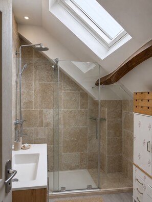 Shower, towels, soap, toilet paper - Charming country house in a flower garden between Paris and Chartres (Yermenonville)