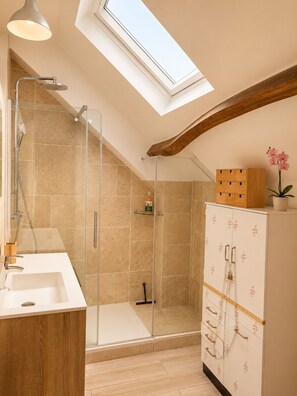 Shower, towels, soap, toilet paper - Charming country house in a flower garden between Paris and Chartres (Yermenonville)