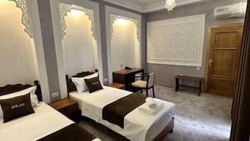 Standard Twin Room | In-room safe, laptop workspace, soundproofing, iron/ironing board