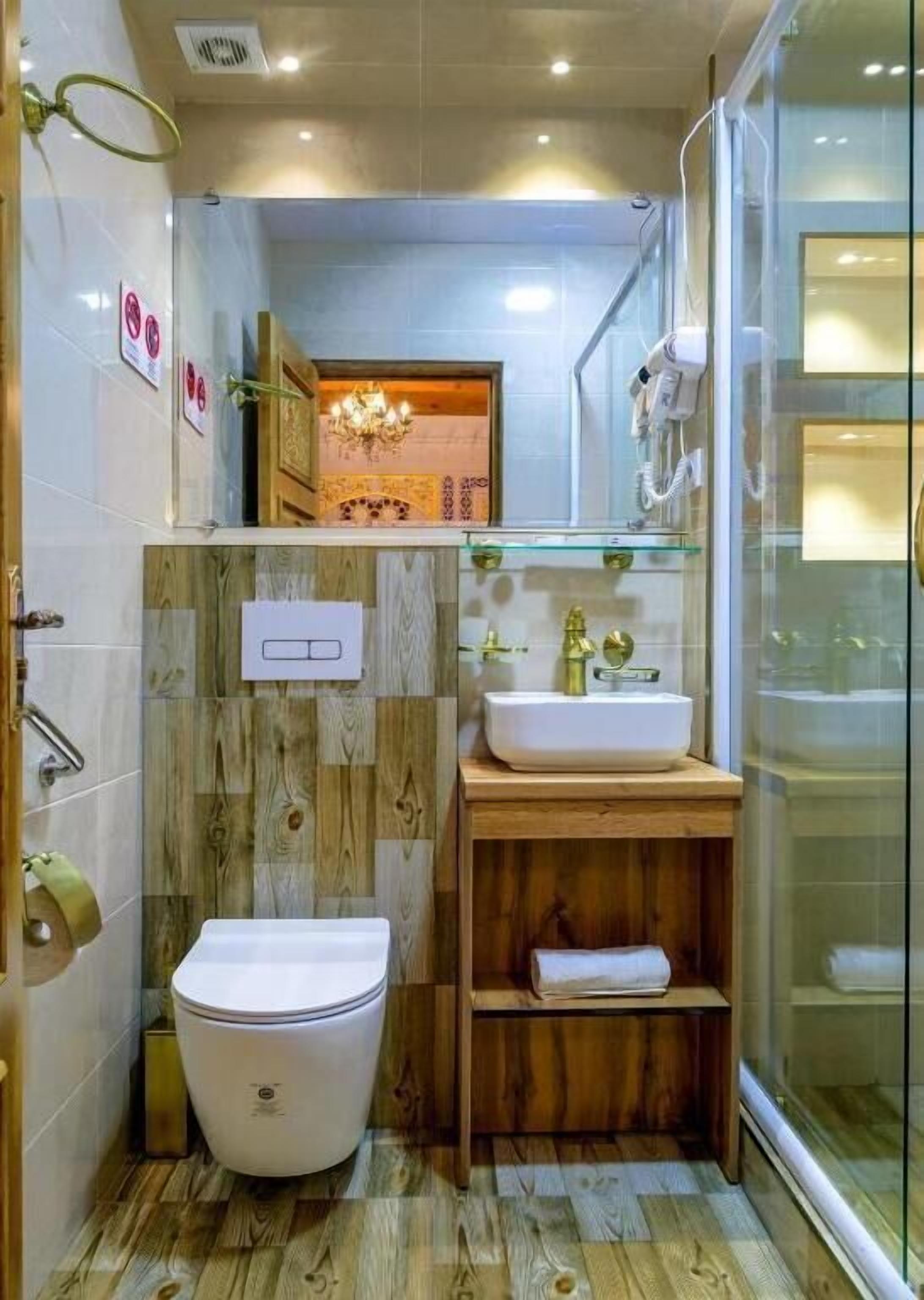 Habitación individual estándar | Baño | Regadera y pantuflas 