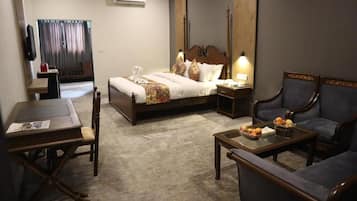 Suite | Premium bedding, iron/ironing board, free WiFi, bed sheets