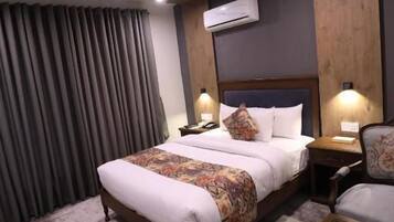 Deluxe Single Room | Premium bedding, iron/ironing board, free WiFi, bed sheets