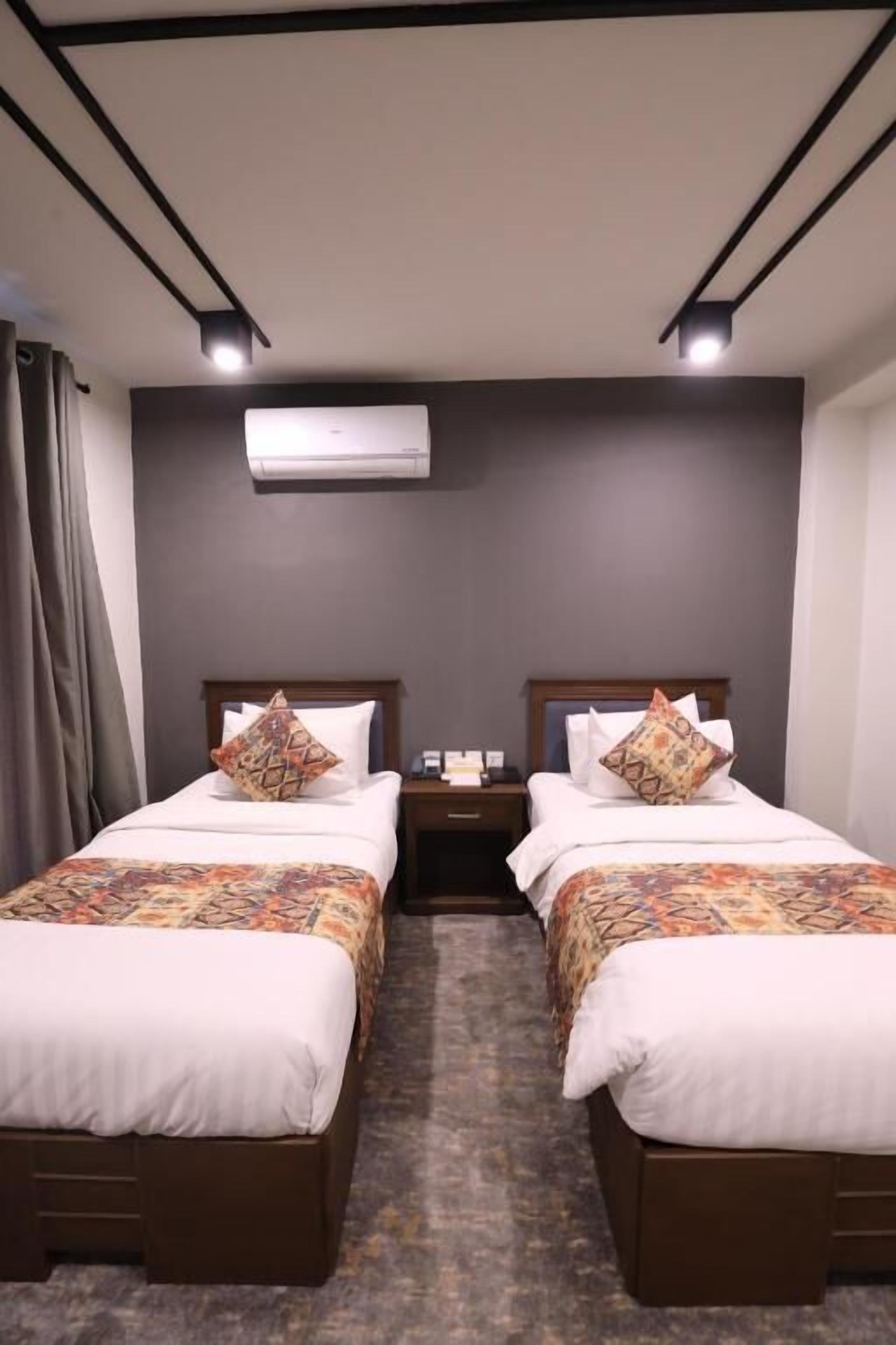 Chambre Deluxe avec lits jumeaux | Fer et planche à repasser, Wi-Fi gratuit