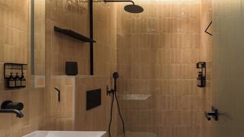 Superior Suite | Bathroom | Shower, rainfall showerhead, free toiletries, hair dryer
