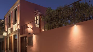 Un bâtiment doté d’un balcon, d’une porte et d’une fenêtre.