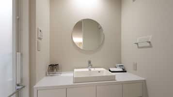 Combined shower/tub, hair dryer, towels, shampoo