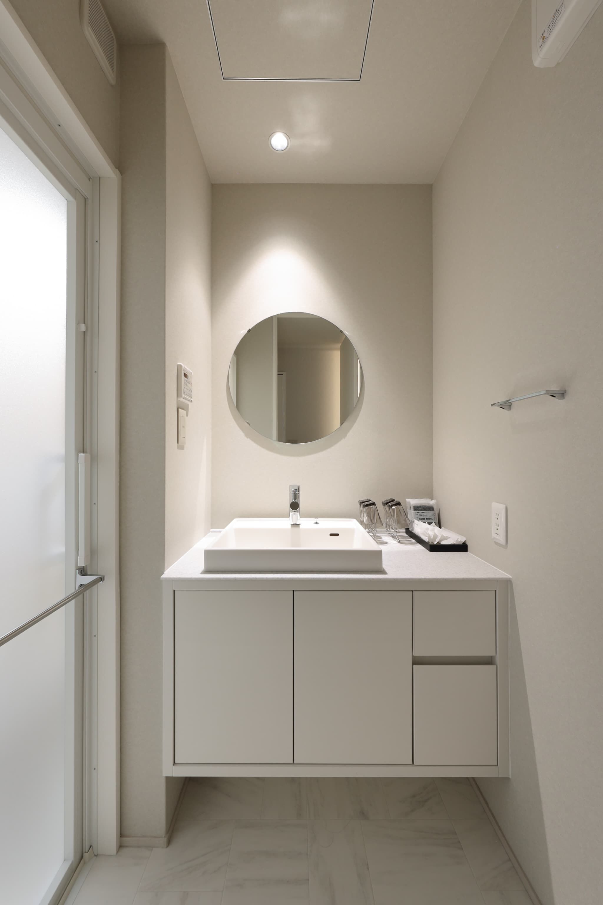 Combined shower/tub, hair dryer, towels, shampoo