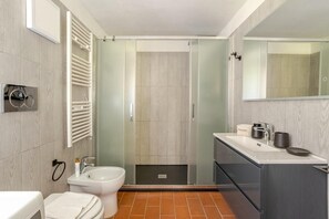 Shower, jetted tub, hair dryer, bidet - Chalet Pino - Private Parking (Pistoia)