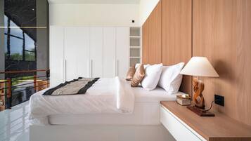 Une chambre moderne avec un lit, une table de chevet, une lampe et une grande fenêtre donnant sur un beau paysage.