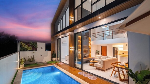 Una casa moderna con piscina, comedor y sala de estar con sofá y mesa.