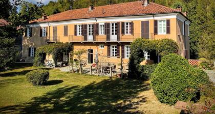 Quiet country house, an 18th century casale with a large garden