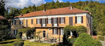 Quiet country house, an 18th century casale with a large garden