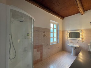 Ducha, secador de pelo, bidé y toallas