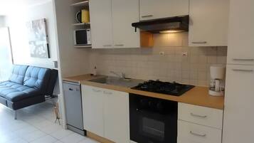 Frigorifero, microonde, forno, piano cottura