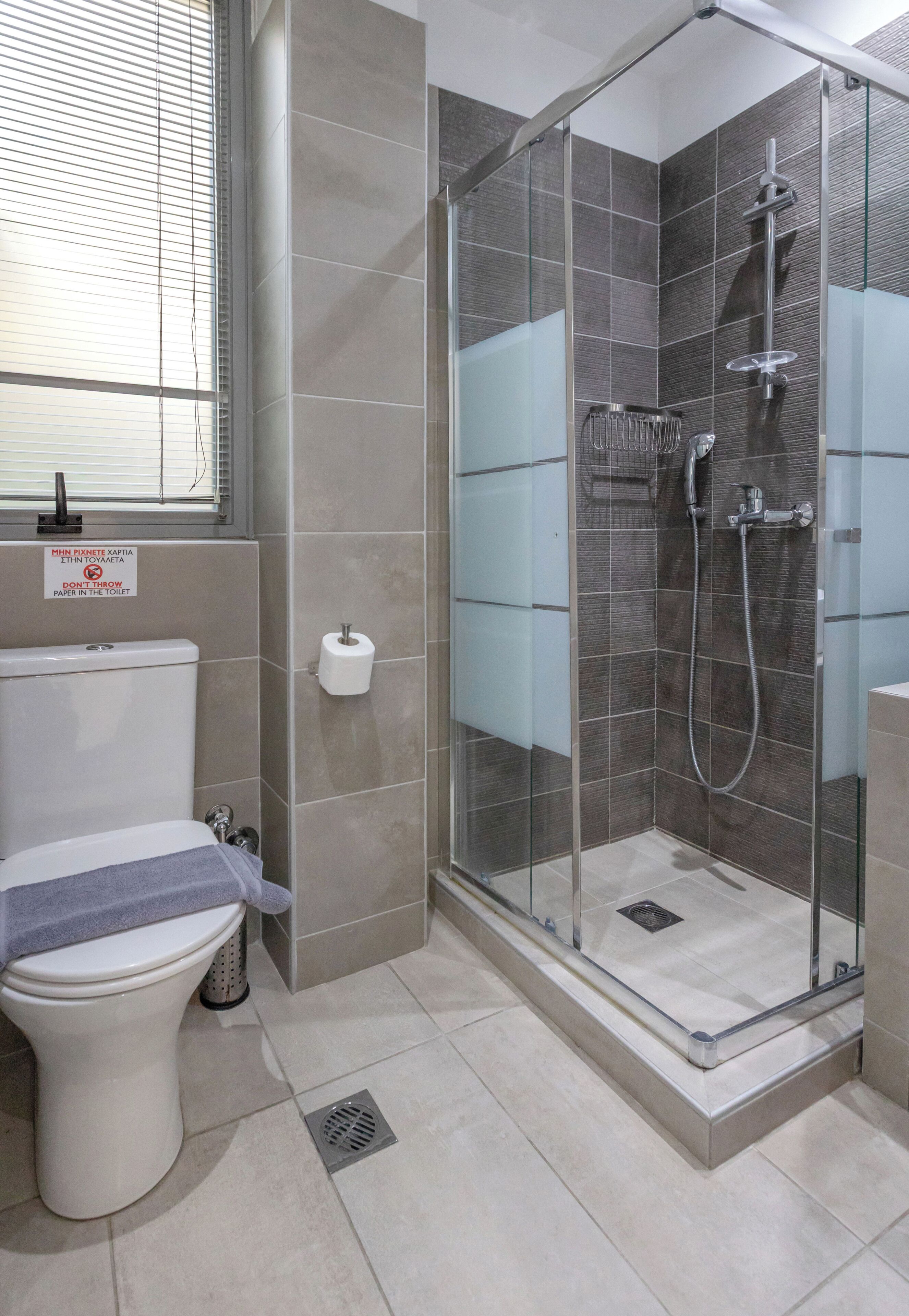 Estudio económico, en esquina | Baño | Ducha, secador de pelo, toallas y jabón