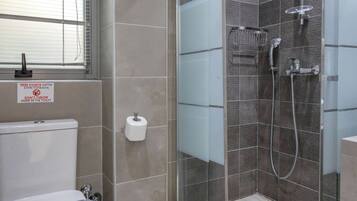 Estudio económico, en esquina | Baño | Ducha, secador de pelo, toallas y jabón