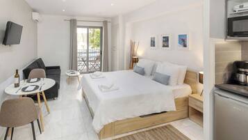 Suite estudio Confort, balcón, planta baja | Decoración personalizada y muebles diferentes