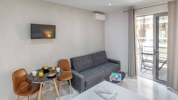 Comfort Studio Suite, Balcony | Individually decorated, individually furnished, iron/ironing board
