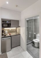 Suite estudio Confort, balcón | Cocina básica privada | Frigorífico pequeño, microondas y utensilios de cocina