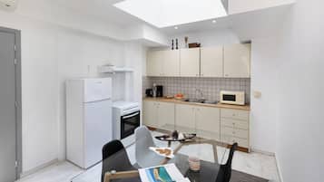 Departamento económico, 2 habitaciones, cocina | Cocina privada | Frigobar, microondas y utensilios de cocina