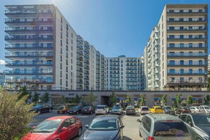 Eine mehrgeschossige Parkgarage mit mehreren parkenden Autos.