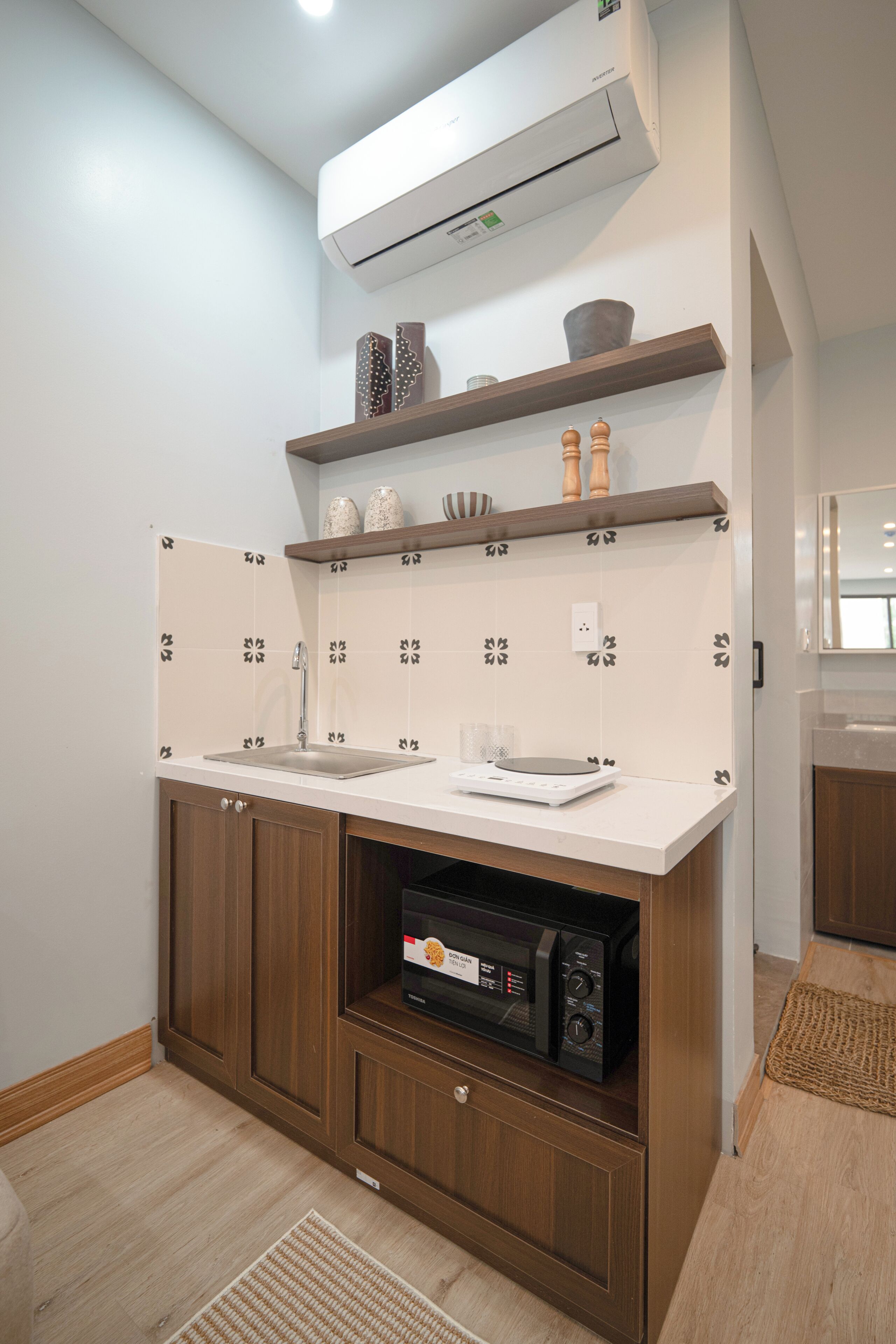 Deluxe Double Room, Balcony, City View | Private kitchen | Mini-fridge, microwave, cookware/dishes/utensils