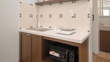 Deluxe Double Room, Balcony, City View | Private kitchen | Mini-fridge, microwave, cookware/dishes/utensils