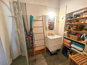 Dusch, hårtork, handdukar och toalettpapper