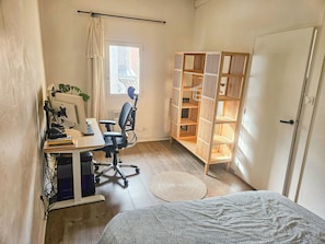 Tabla de planchar con plancha, wifi y ropa de cama 