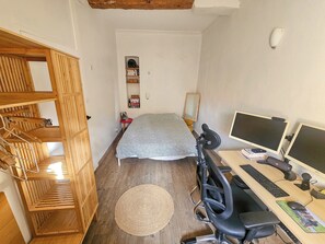 Tabla de planchar con plancha, wifi y ropa de cama 