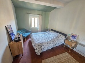 Tabla de planchar con plancha, wifi y ropa de cama 