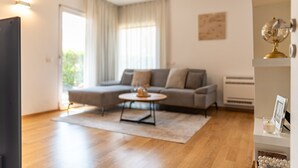 Un saló modern amb un sofà, una taula de centre i una llar de foc.