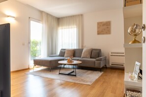 Ein modernes Wohnzimmer mit einer Couch, einem Couchtisch und einem Kamin.