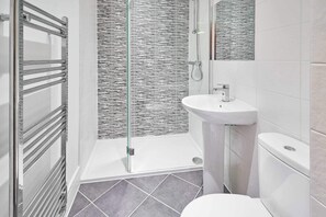 Shower, deep-soaking bathtub - House Sleeps 8 With Wifi (Kettering)