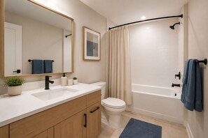 Elite-Zimmer | Badezimmer | Kostenlose Toilettenartikel, Haartrockner, Handtücher, Seife