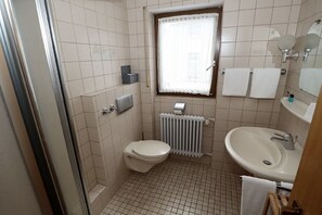 Shower, hair dryer, towels, soap - Vrbo Property (Friedenweiler)