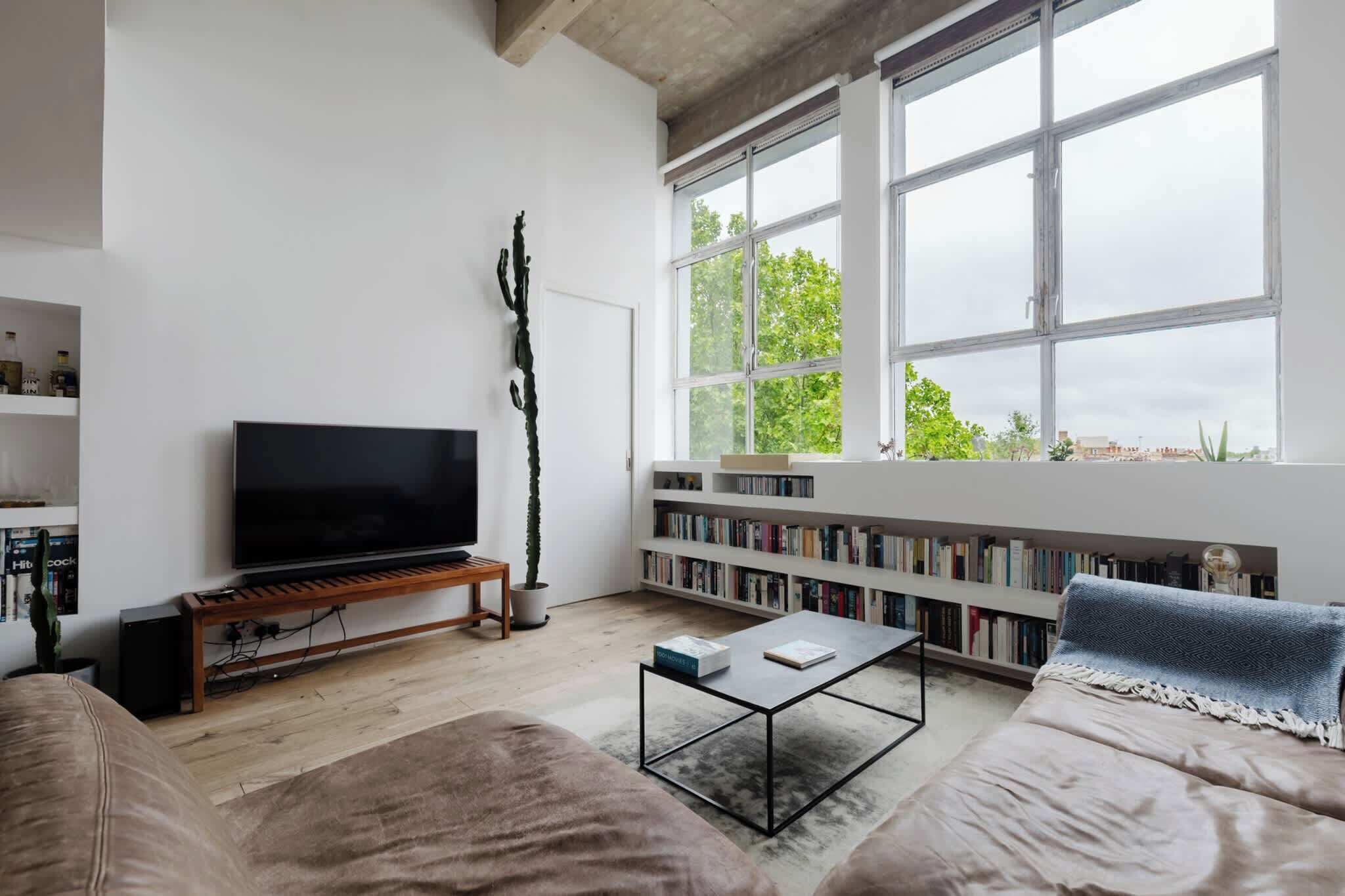 Télévision, chaîne hi-fi, espaces bureaux