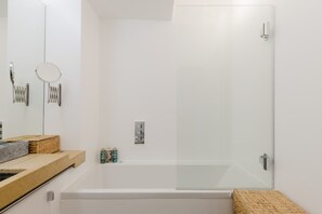 Dusche, Haartrockner, Shampoo
