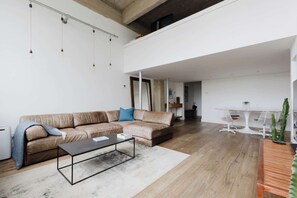 Fernseher, Stereoanlage, Arbeitsbereiche