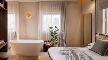 Romantisches Doppelzimmer, Stadtblick | Badezimmer | Kostenlose Toilettenartikel, Haartrockner, Hausschuhe, Handtücher