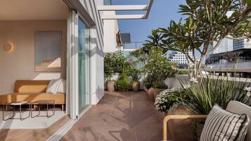 Premium-Dreibettzimmer, Stadtblick | Terrasse/Patio