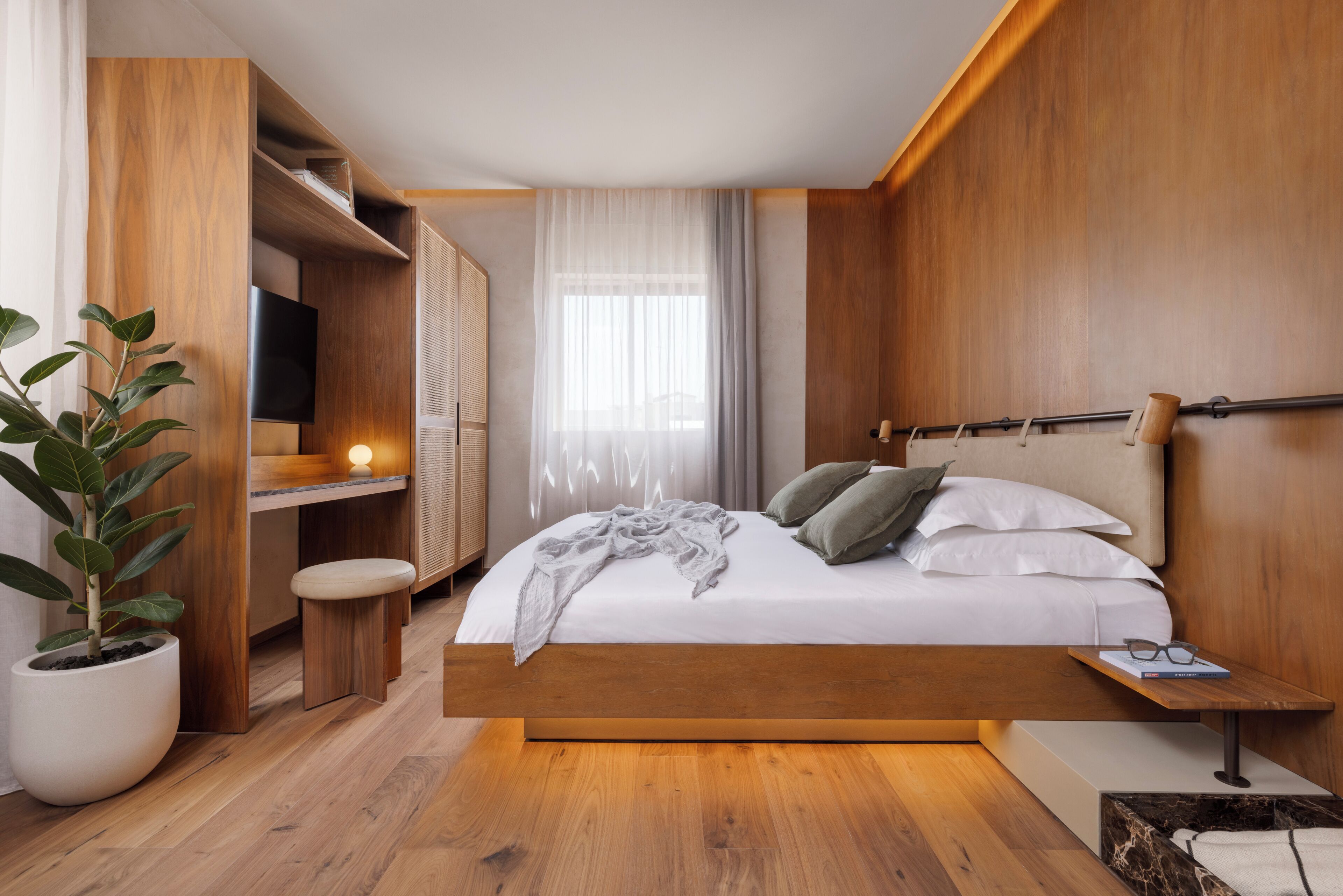 Kolmen hengen deluxe-huone, kaupunkinäköala | Tallelokero huoneessa, työpöytä