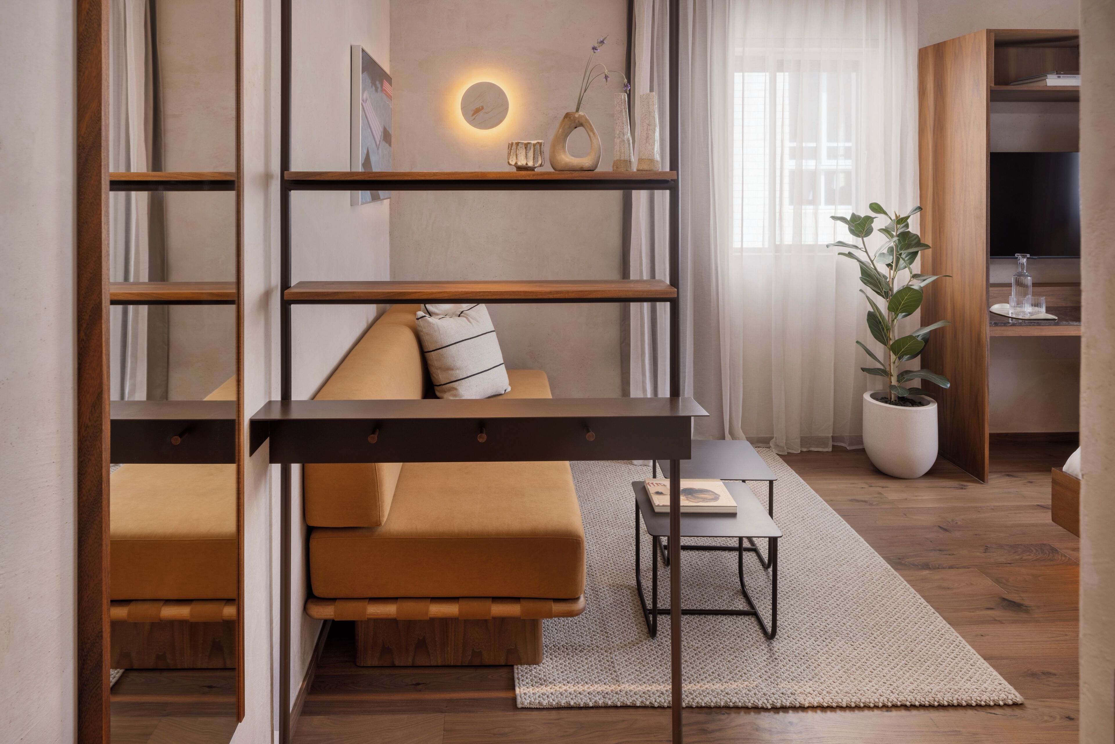 Deluxe-Dreibettzimmer, Stadtblick | Zimmersafe, Schreibtisch, laptopgeeigneter Arbeitsplatz