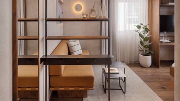 Deluxe-Dreibettzimmer, Stadtblick | Zimmersafe, Schreibtisch, laptopgeeigneter Arbeitsplatz
