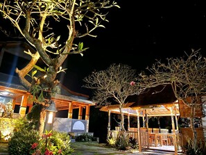 Bagian depan properti - sore/malam