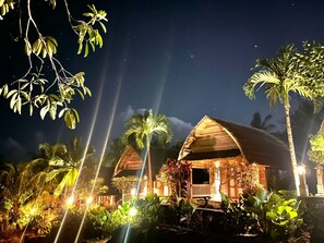 Bagian depan properti - sore/malam