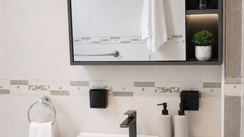 Apartment, 3 Bedrooms, Garden View | Bathroom | Towels