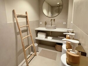 Shower, hair dryer, towels, soap - Vrbo Property (Oegstgeest)